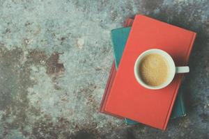 libri e tazza di caffè foto