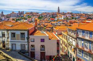 vista panoramica aerea del centro storico di porto oporto con tetti di tegole rosse, tipici edifici tradizionali foto