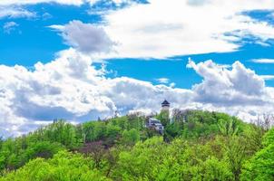 diana torre di osservazione rozhledna diana e funicolare sulla collina sopra la foresta di slavkov foto