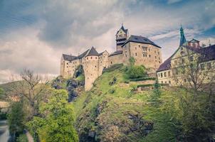 loket castle hrad loket edificio in stile gotico su roccia massiccia sul fiume eger foto