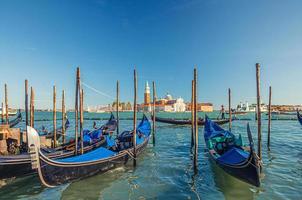 gondole ormeggiate ormeggiate sull'acqua a venezia foto