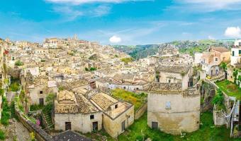 vista panoramica aerea del centro storico di matera sasso caveoso, centro storico antico sassi di matera foto