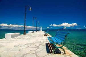 molo del molo bianco sull'acqua del paradiso blu, kassandra, macedonia, grecia foto
