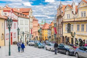 praga, repubblica ceca persone turisti stanno camminando lungo la strada di ciottoli foto