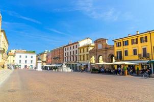 rimini, italia fila di colorati edifici multicolori e case in piazza cavour foto