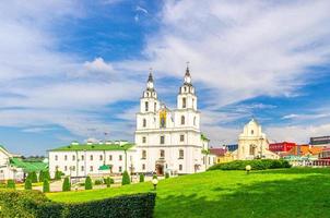 spirito santo cattedrale chiesa ortodossa edificio in stile barocco e prato verde nella città alta di minsk foto