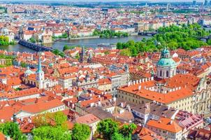 vista aerea dall'alto del centro storico di praga con edifici con tetto in tegole rosse foto