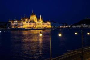 veduta aerea del palazzo del parlamento la sera, budapest, ungheria foto