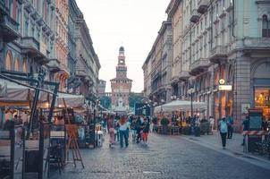 milano, italia, una fila di persone cammina su via dante foto