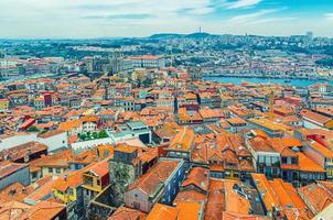 vista panoramica aerea del centro storico di porto oporto con edifici tipici del tetto di tegole rosse foto