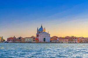 chiesa del santissimo redentore chiesa cattolica e fila di edifici foto