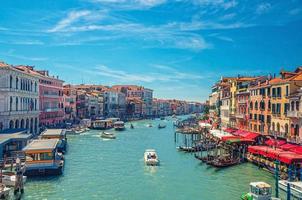 paesaggio urbano di venezia con il canale navigabile. vista dal ponte di rialto foto