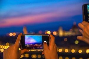 vista panoramica aerea dall'alto della città di Firenze con il duomo attraverso lo schermo del telefono cellulare foto