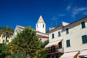 chiesa di san pietro chiesa cattolica nel villaggio di corniglia con cielo azzurro sullo sfondo dello spazio della copia foto