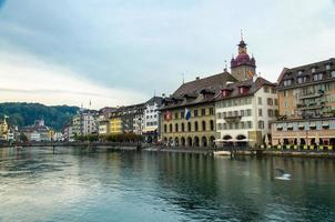 fiume reuss dal ponte della cappella in legno, luzern, svizzera foto
