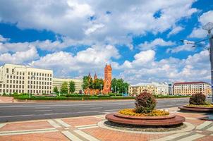 santi simon ed elena chiesa cattolica romana o chiesa rossa sulla piazza dell'indipendenza a minsk foto