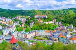 vista panoramica aerea dall'alto della città termale di Karlovy vary Carlsbad con splendidi edifici colorati foto