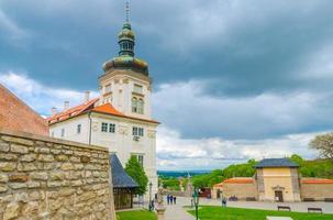 edificio e prato verde nel parco, centro storico di kutna hora foto