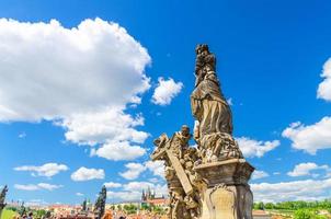 statua della madonna e di san bernardo sul ponte charles karluv most sul fiume vltava foto