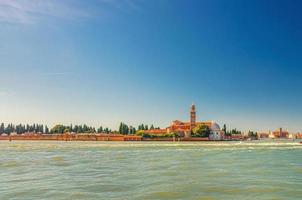 isola di san michele con chiesa di san michele chiesa cattolica nella laguna veneta foto