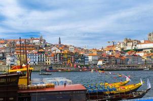 portogallo, porto, case colorate della città vecchia di porto, barche colorate sul fiume douro foto