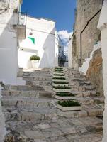 stradine del comune di ostuni con edifici bianchi in puglia puglia foto