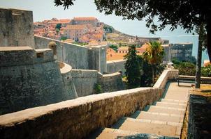 mura della città di dubrovnik e vista sulla città vecchia, dalmazia, croazia foto