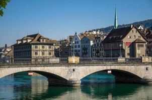 munsterbrucke ponte sul fiume limmat, zurigo, svizzera foto