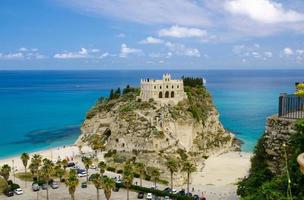 santuario chiesa santa maria dell isola in cima roccia, tropea, italia foto