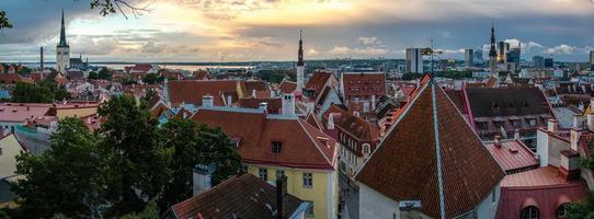 vista panoramica della città vecchia di tallinn con torri e mura, estonia foto