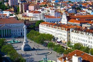 portogallo, lisbona, la piazza centrale principale della città vecchia, piazza rossio in estate con pavimentazione in pietra portoghese foto