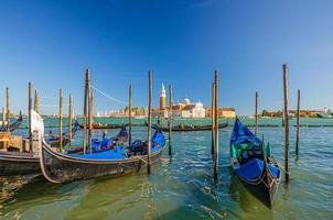 gondole ormeggiate ormeggiate sull'acqua a venezia foto