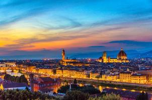 vista panoramica aerea superiore della città di firenze con la cattedrale del duomo di santa maria del fiore foto