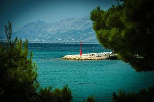 piccolo faro a baska voda, riviera di makarska, dalmazia, croazia foto