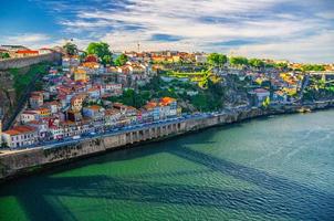 vista panoramica aerea della città di porto oporto con edifici colorati e case tradizionali su un ripido pendio foto