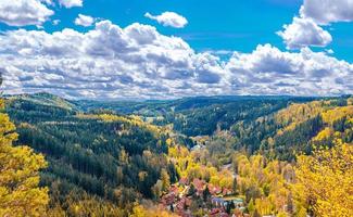Vista panoramica aerea della foresta di slavkov con piccolo villaggio, montagne, verdi colline foto