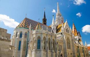 la chiesa di Mattia in piazza szentharomsag a budapest, in Ungheria foto