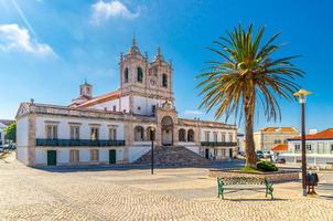 Santuario di Nostra Signora di nazare chiesa cattolica in piazza di ciottoli con palme nella collina di sitio da nazare town foto