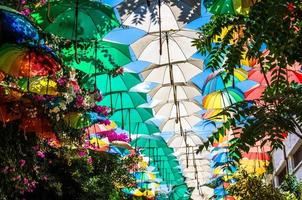 ombrelli multicolori sopra la strada a nicosia, lefkosa, cipro del nord foto