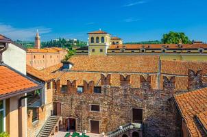 teatro nuovo cortile del teatro, muro di mattoni con merli e tetto di tegole rosse foto