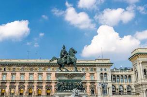 statua vittorio emanuele ii in piazza del duomo, milano, italia foto