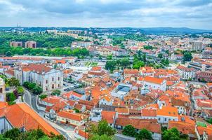 vista panoramica aerea del centro storico della città di leiria con edifici dai tetti di tegole rosse foto