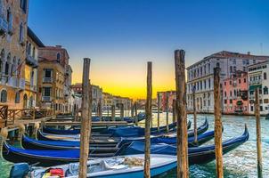 gondole ormeggiate ormeggiate sul molo del canale navigabile foto