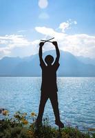 figura silhouette di ragazza con violino sul lungomare del lago di Lemano foto