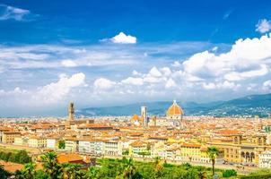 vista panoramica aerea dall'alto della città di Firenze con il duomo cattedrale di santa maria del fiore foto