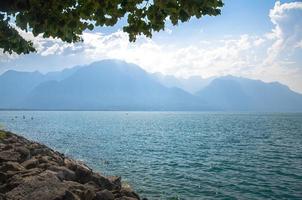 vista delle alpi delle montagne e del lago leman a montreux, svizzera foto