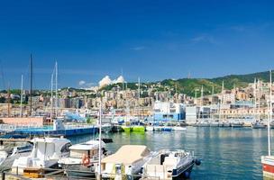 porto porto antico porto con lussuosi yacht bianchi nel centro storico della vecchia città europea genova genova foto