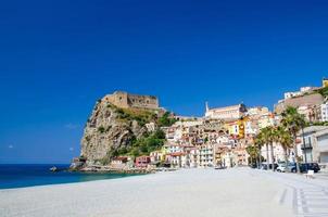 bellissima città scilla con castello medievale su roccia, calabria, italia foto