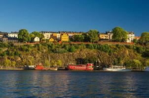 barche da pesca e navi sulle acque del lago Malaren, Stoccolma, Svezia foto