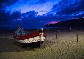 barchette di legno colorate, portogallo, barche da pesca portoghesi tradizionali, vista panoramica della città di nazare, spiaggia di nazare foto